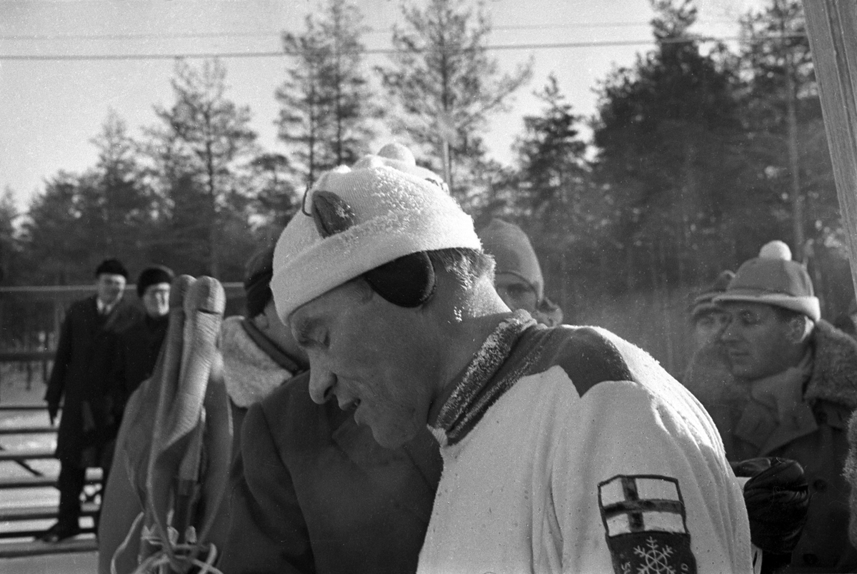 Sliten finsk skiløper etter målgang. Svenska Skispelen i Falun i 1967.