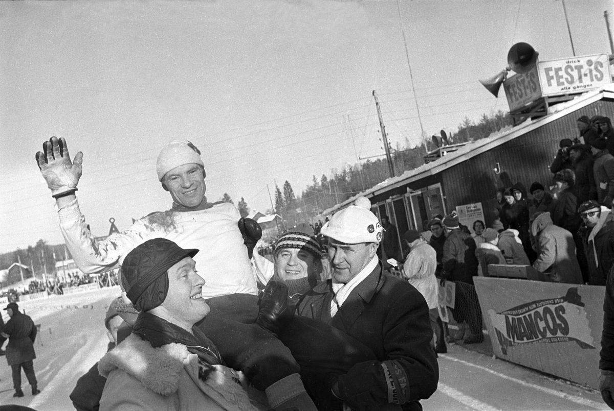 Finsk skiløper vant og bæres på gullstol. Svenska Skispelen i Falun i 1967.