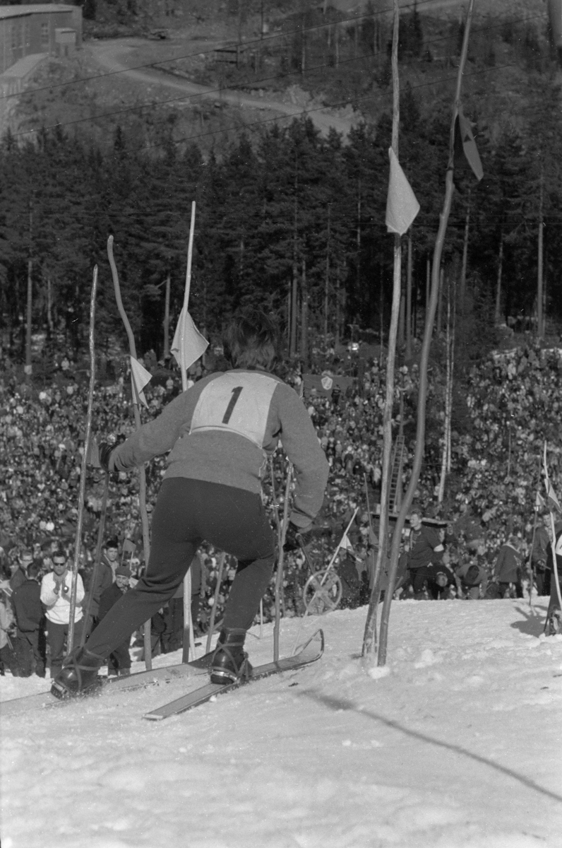 Bente Aanjesen med startnummer 1 i fin stil gjennom slalåmportene.  Blåveis-rennet, Kolsås 9. april 1961.  Fotografert av Johan Brun.