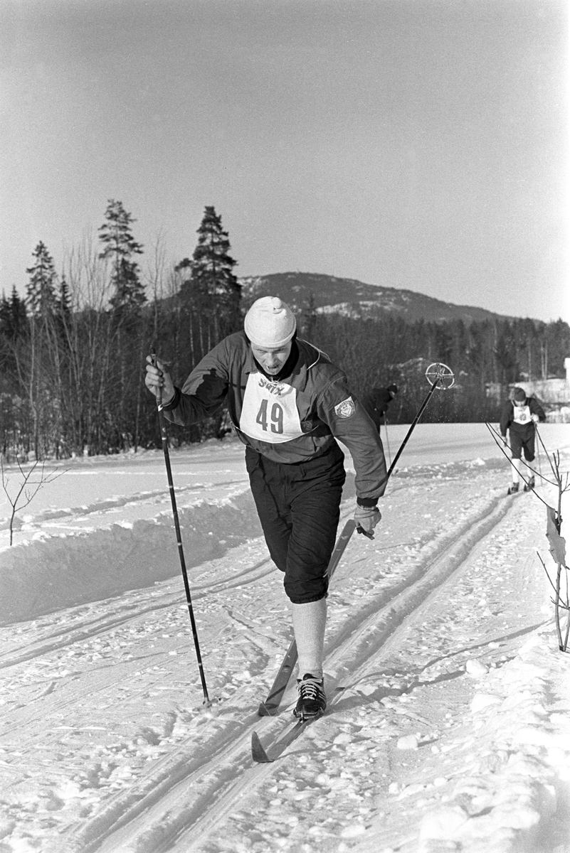 Skiløper med startnummer 49 i sporet under NM i langrenn for juniorer på Eidsvoll 1963.