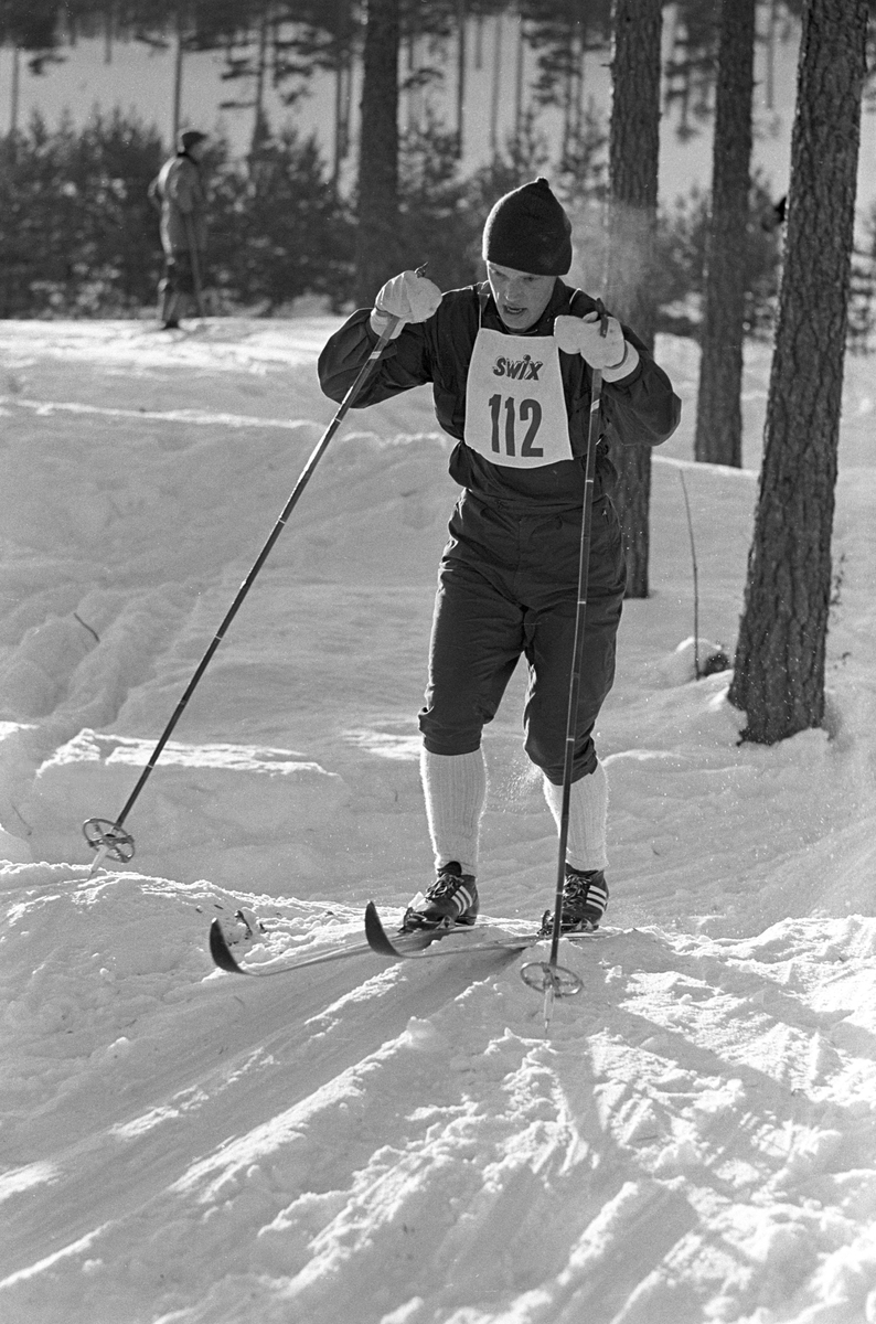 Skiløper med startnummer 112 i sporet under NM i langrenn for juniorer på Eidsvoll 1963.