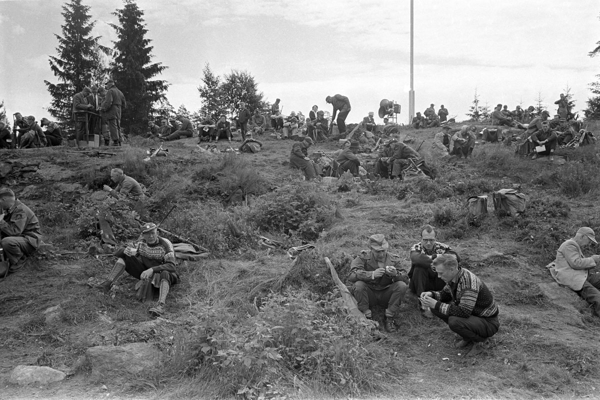 En pust i bakken for deltakerne på Landsskytterstevnet på Løvenskioldbanen, juli 1964.
.