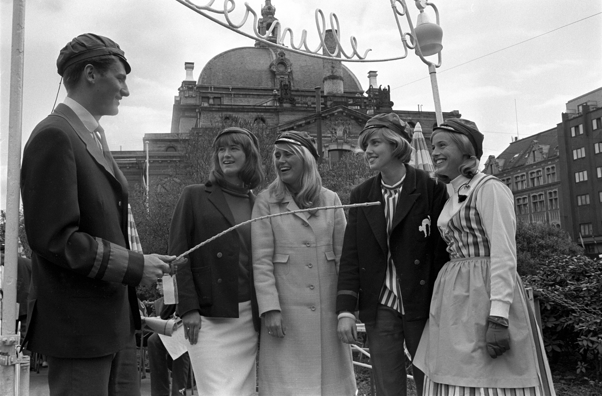 Russen viser russemoter utenfor uterestauranten Pernille i Oslo i mai 1965.  Antatt russepresident til venstre og russeprinsesse nummer to fra høyre. Nationaltheatret skimtes i bakgrunnen.