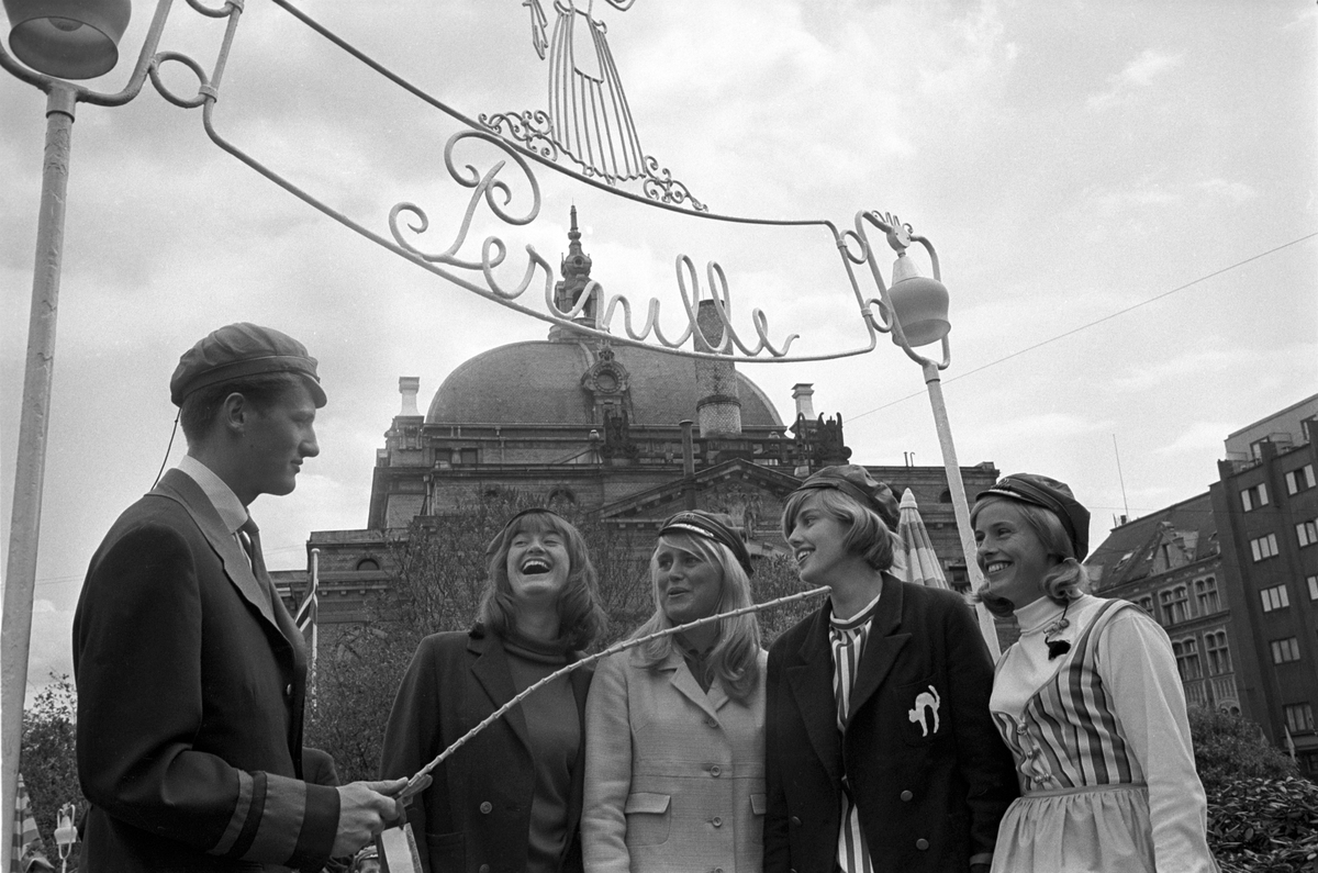 Russen viser russemoter utenfor uterestauranten Pernille i Oslo i mai 1965.  Antatt russepresident til venstre og russeprinsesse nummer to fra høyre. Nationaltheatret skimtes i bakgrunnen.