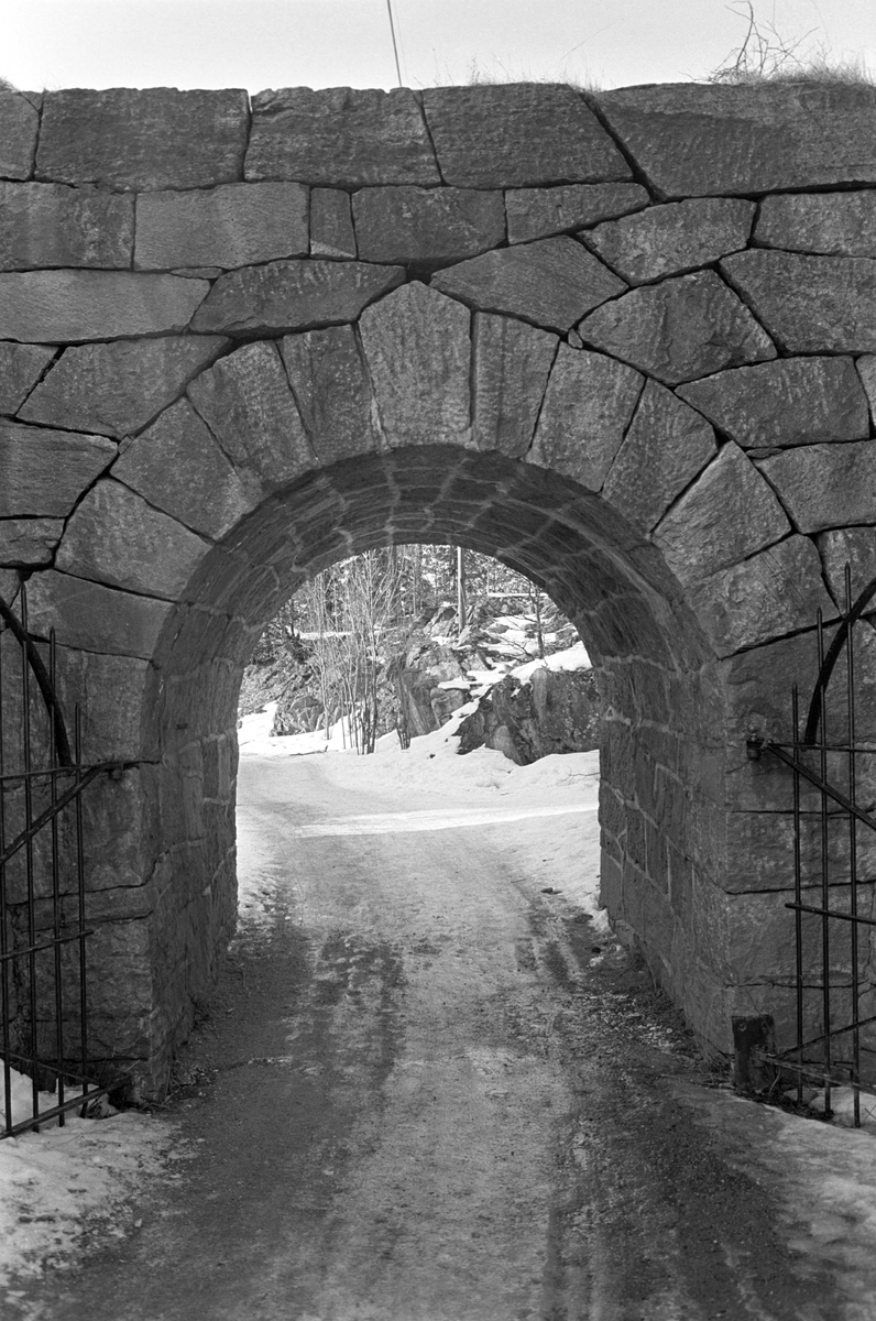 En portal i muren på Seiersten Fort / Festning i Drøbak i februar 1965,