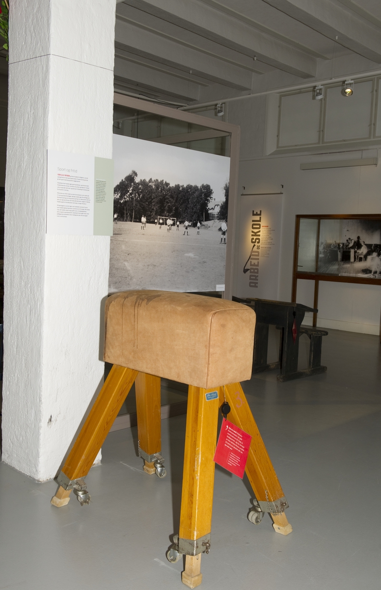 Gymhest. På den røde lappen står det et sitat fra en tidligere skolehjemselev. Rekvisitt i utstillingen om Bastøy skolehjem på Norsk Folkemuseum. Utstillingen stod i perioden 15.12.2010 til 31.12.2011.
