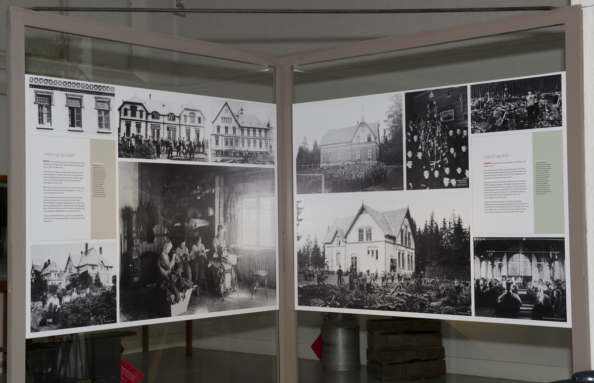 Utstillingsplakater med tekst og skolehjemsbilder. Fra utstillingen om Bastøy skolehjem på Norsk Folkemuseum. Utstillingen stod i perioden 15.12.2010 til 31.12.2011.