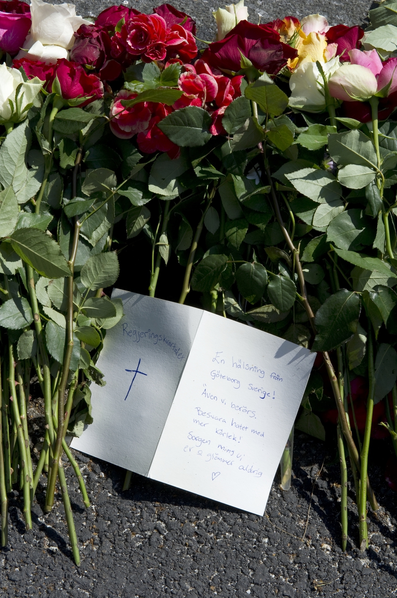 Regjeringskvartalet. Blomster og kondolanser lagt ned i Oslo sentrum i forbindelse med ettårsdagen for terrorhandlingene i Oslo og på Utøya.