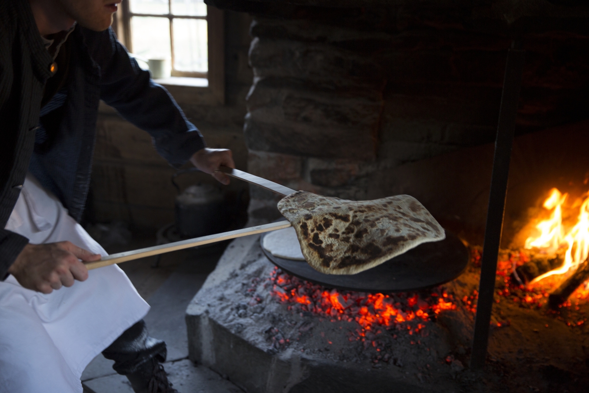 Lefsebakst. Julemarkedet på Norsk Folkemuseum, 1. desember 2013.