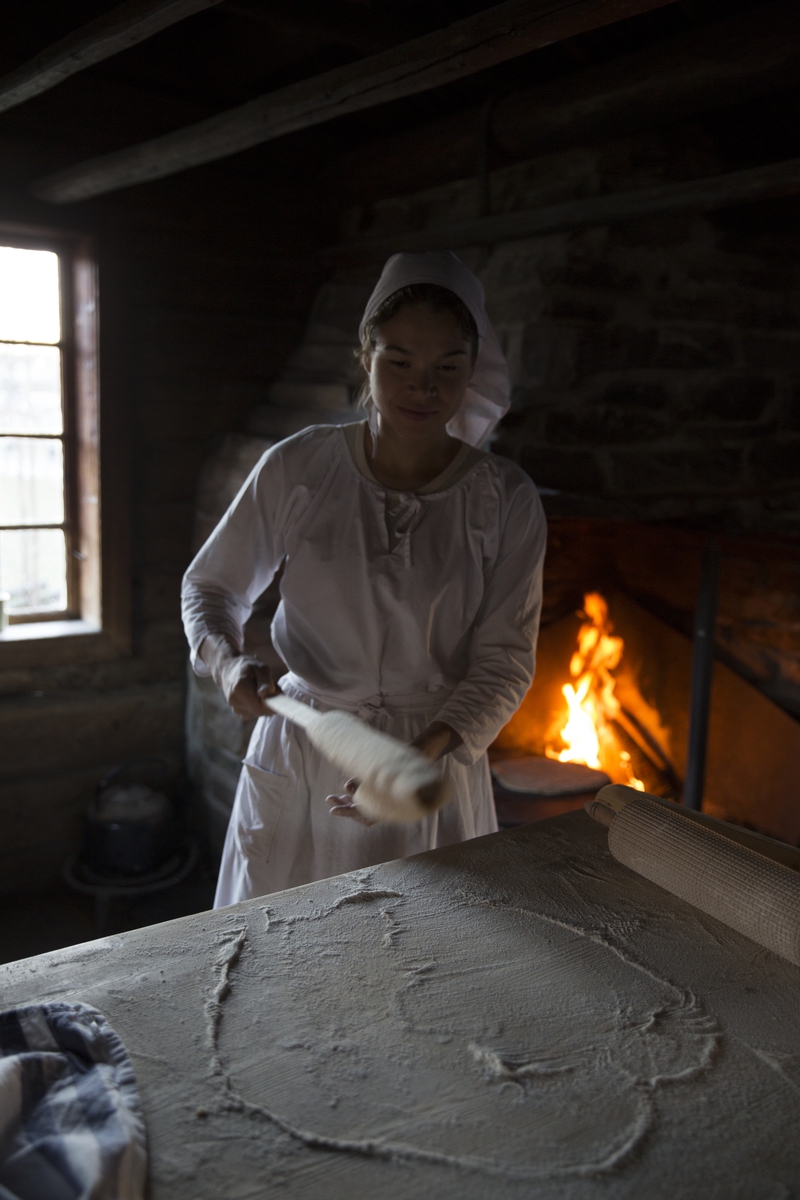 Lefsebakst. Julemarkedet på Norsk Folkemuseum, 1. desember 2013.