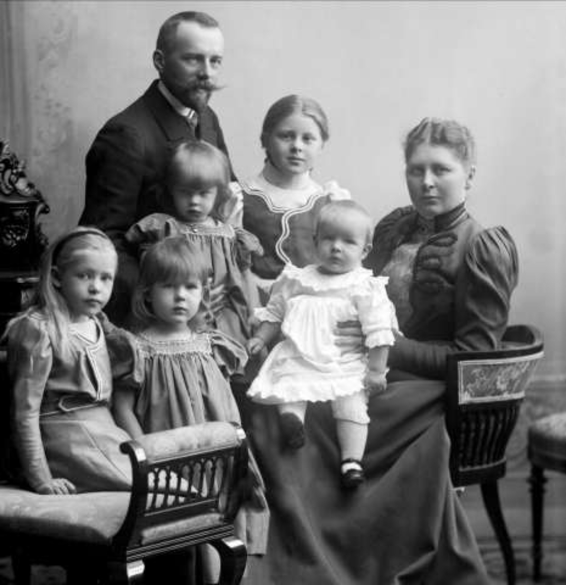 Familiegruppe, forlagsbokhandler William Martin Nygaard (1865-1952) med ektefelle Constance Wiel Nygaard (1866-1931) med barna i aldersrekkefølge: Constance (f. 1890), Sigrun (f. 1892), Lizzie (f. 1895), Astri (f. 1897)og Mads (f. 1898).