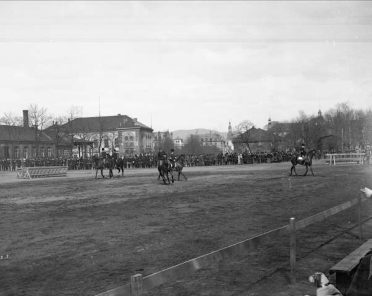 Festningsplassen Akershus festning, Oslo. Militær rideoppvisning.