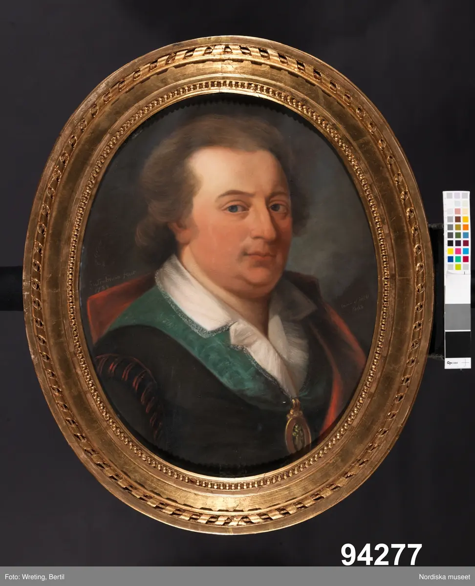 Johan Tobias Sergel iklädd svenska dräkten. Bröstbild i trekvartsprofil. Vasaorden.