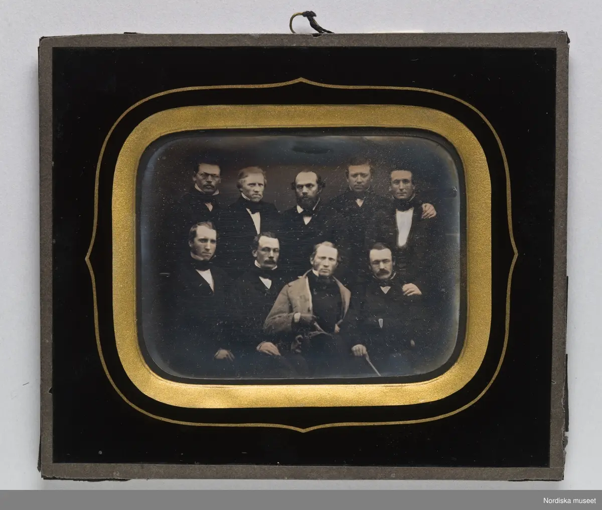 Grupporträtt. Dagerrotyp / daguerreotyp. "Taflan togs af Photografen och Daguerrotypisten Eurenius fr Stockholm i Upsala hösten 1856". Nordiska museet inv.nr 105690. 
-
Group portrait. Quarter-plate daguerreotype by W A Eurenius, 1856.