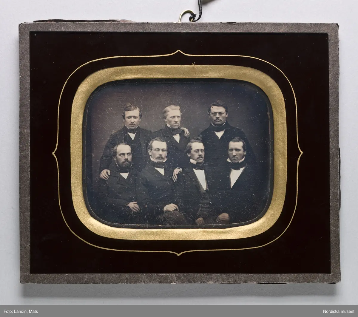 Grupporträtt av sju män, trol. akademiker i Uppsala. Dagerrotyp / daguerreotyp, troligen utförd av W A Eurenius 1856.  Nordiska museet inv.nr 105691.
-
Group portrait. Quarter-plate daguerreotype, most likely by W A Eurenius, Uppsala c. 1856.