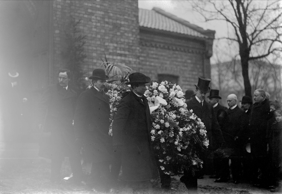 Begravelse, utenfor kirken. Vognfabrikant Sørensens begravelse.