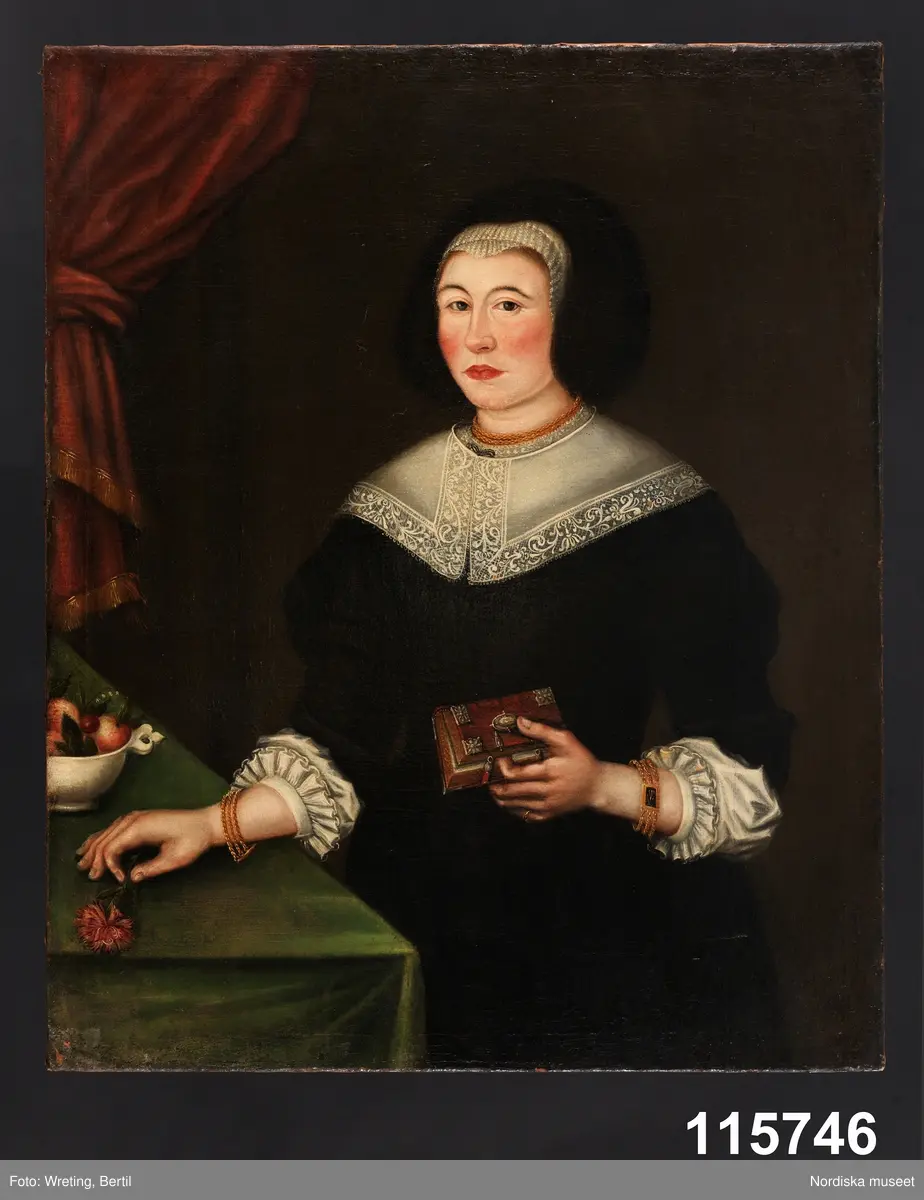 Damporträtt, stående knästycke, något vänd mot höger.