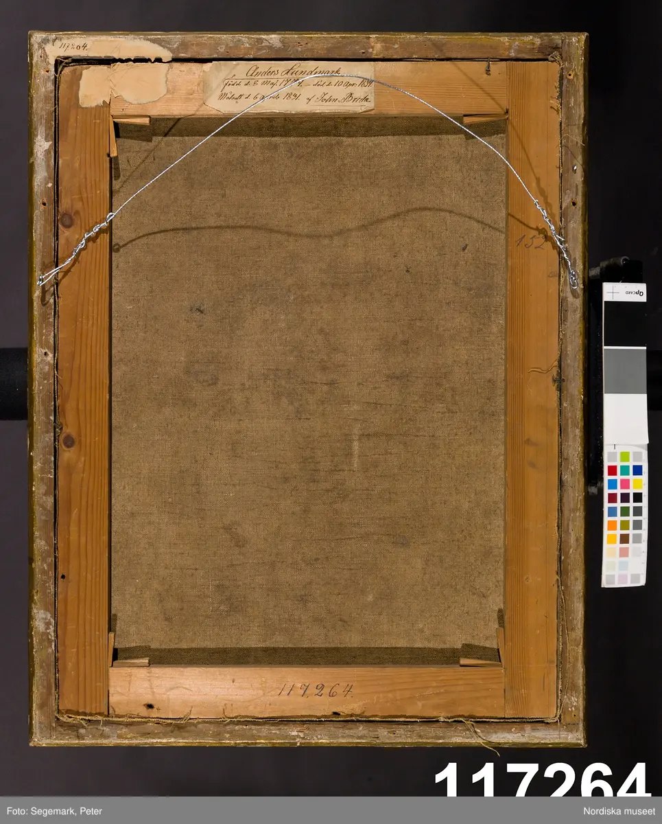 Huvudliggaren:
"Porträtt (ofullbordat) av John Breda. Framställer hovmålaren Anders Lundmark, f. 1774 d. 1834. Bröstbild, oljemålning, enkel, förgylld ram. Gåva 27/3 1912 Lundmarks Johanna Wilhelmina, fröken sterbhus, Stockholm. Bil."