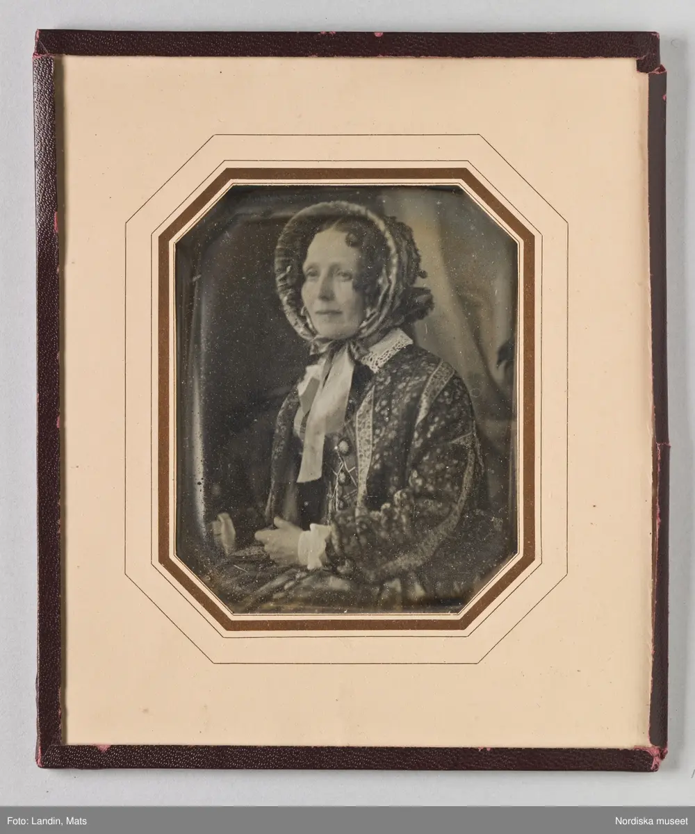 Dagerrotyp / daguerreotyp. Porträtt av fröken Hessel, lärarinna åt drottning Sofia av Sverige (1836-1913). 1840-tal. Nordiska museet inv.nr 121360.
-
Portrait of Miss Hessel, Queen Sophia of Sweden's teacher. Quarter-plate daguerreotype, 1840s.
