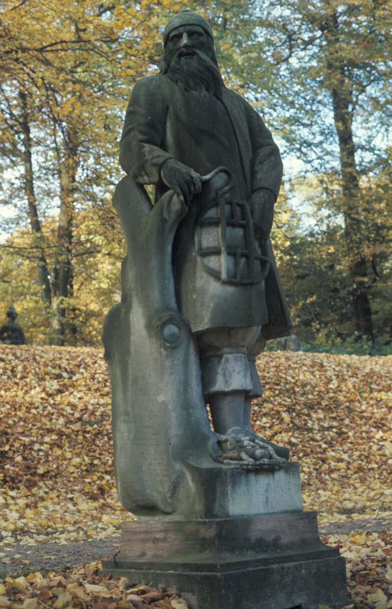 Statue i Nordmandsdalen på Fredensborg slott, Danmark. Fotografert 1968. Drakt fra Voss, Hordaland.