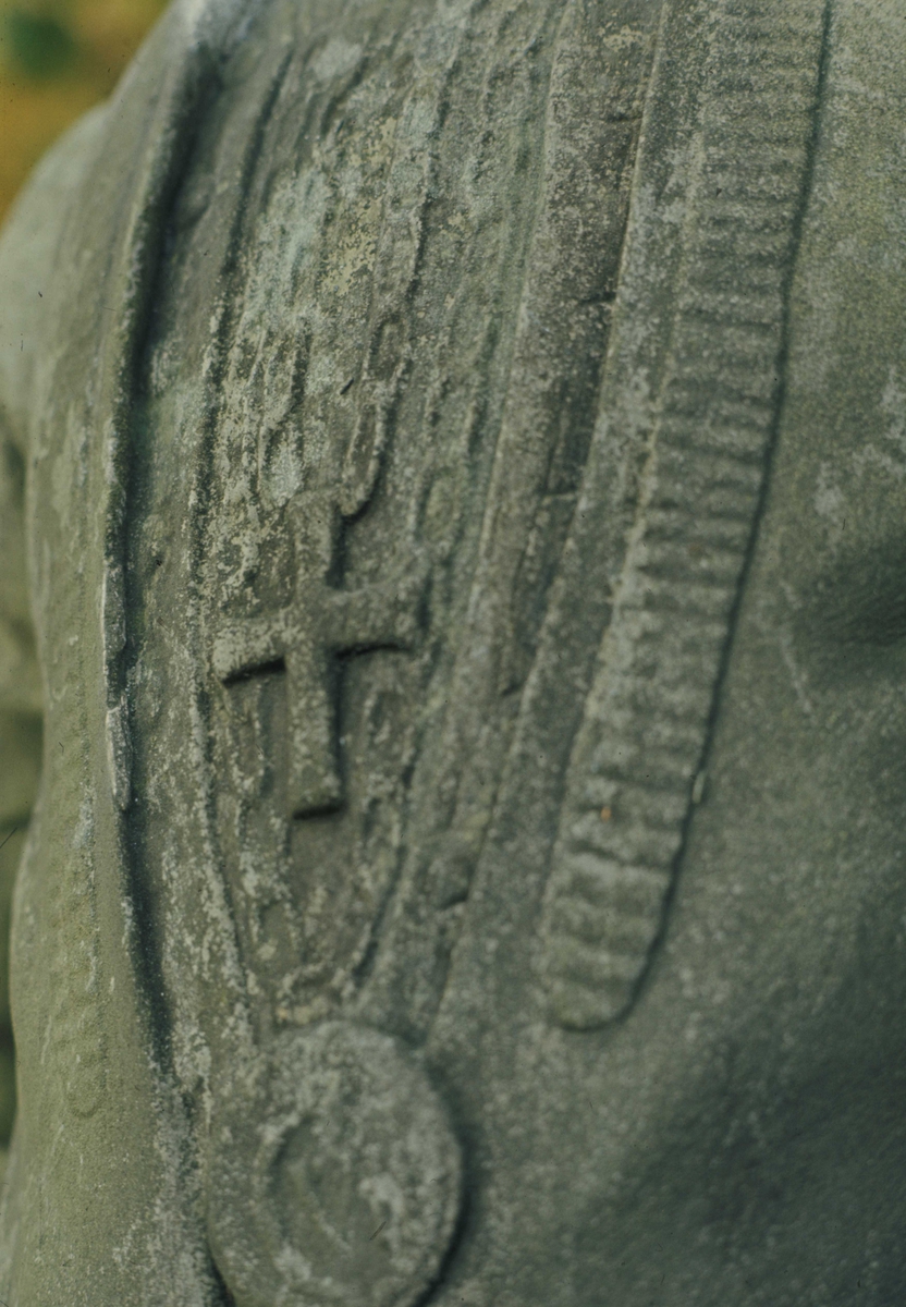 Statue i Nordmandsdalen på Fredensborg slott, Danmark. Fotografert 1968. Drakt fra Setesdal, Aust-Agder. Detalj.