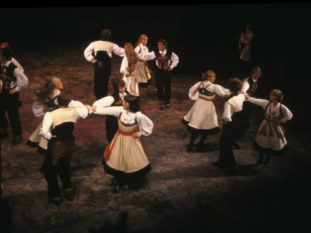 Norsk Folkemuseums dansegruppe   danser i Nasjonalteateret 7.oktober i 1980, i forbindelse med prisoverrekkelse.