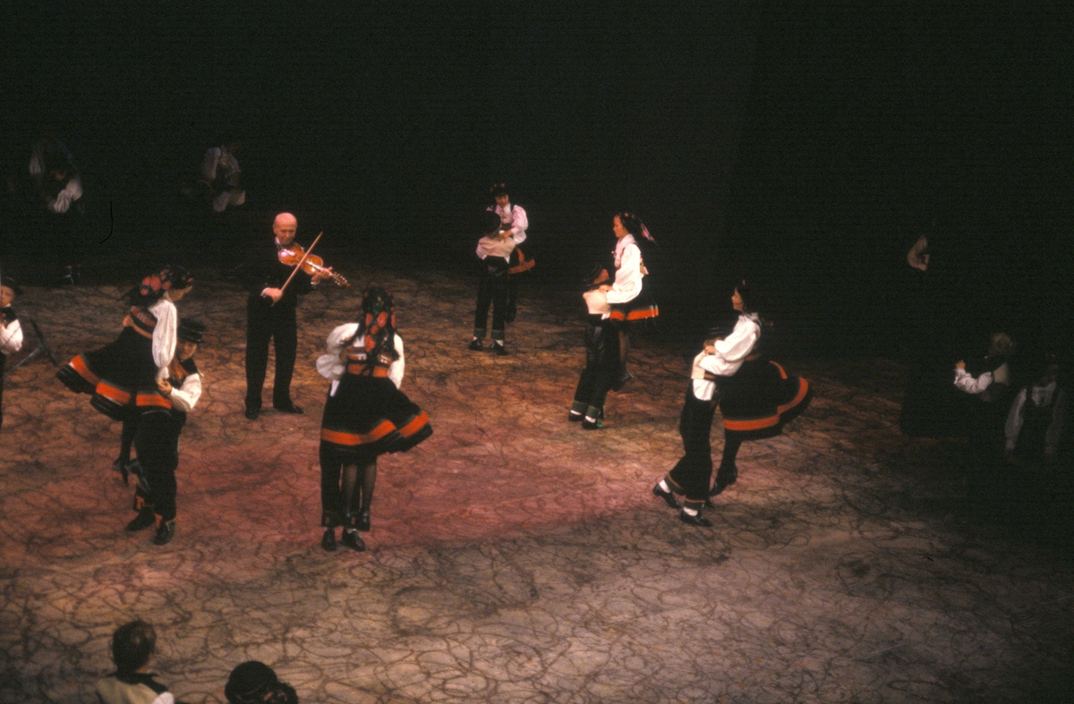 Norsk Folkemuseums dansegruppe   danser i Nasjonalteateret 7.oktober i 1980, i forbindelse med prisoverrekkelse.