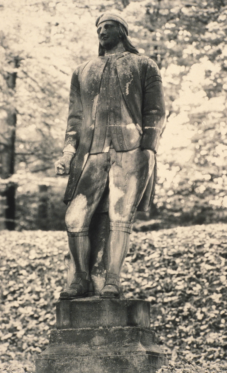 Statue i Nordmandsdalen på Fredensborg slott, Danmark. Fotografert 1968. Drakt fra Nes, Buskerud.