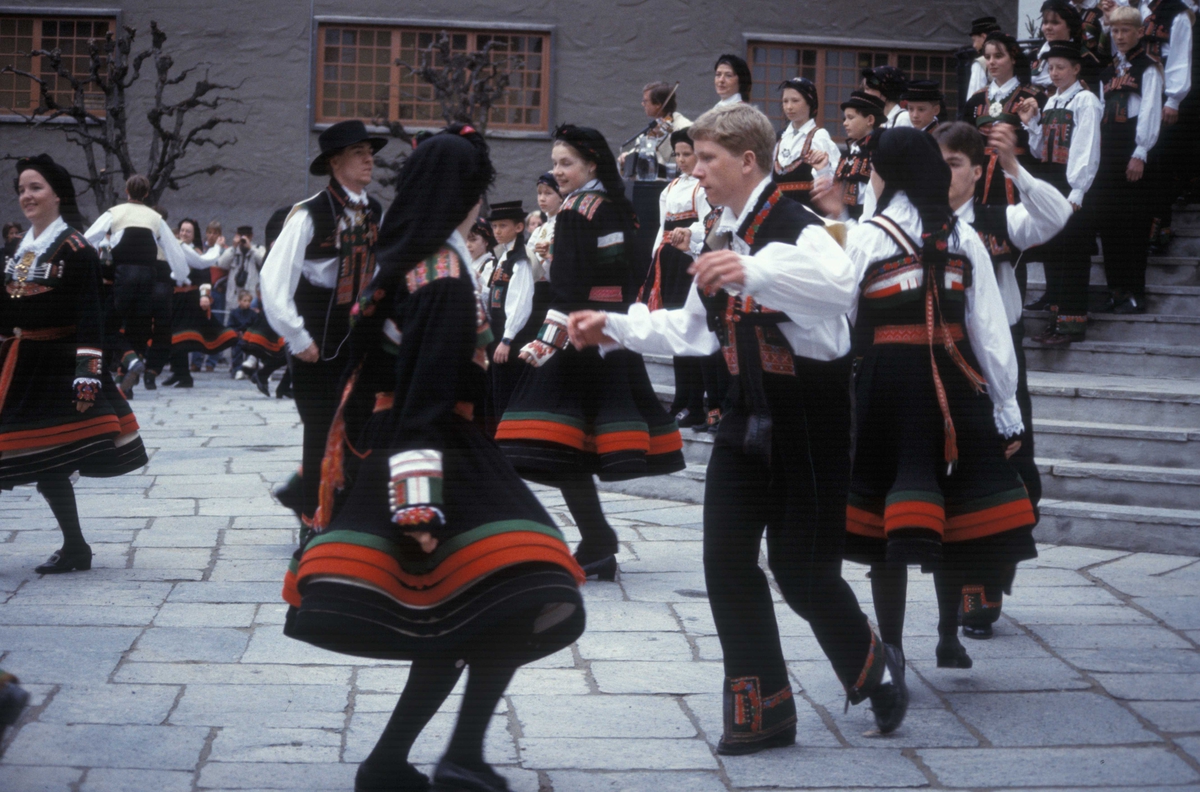 Norsk Folkemuseums dansegruppe danser på torget, i setesdalsdrakter, i anledning museets 100-årsmarkering den 7. mai 1994.