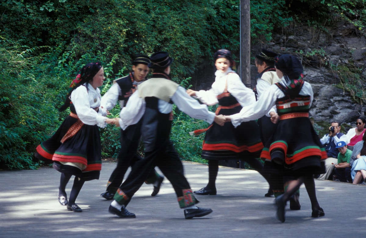 Norsk Folkemuseums dansegruppe danser på Friluftsteateret, bygning nummer 349, i juli 1998.