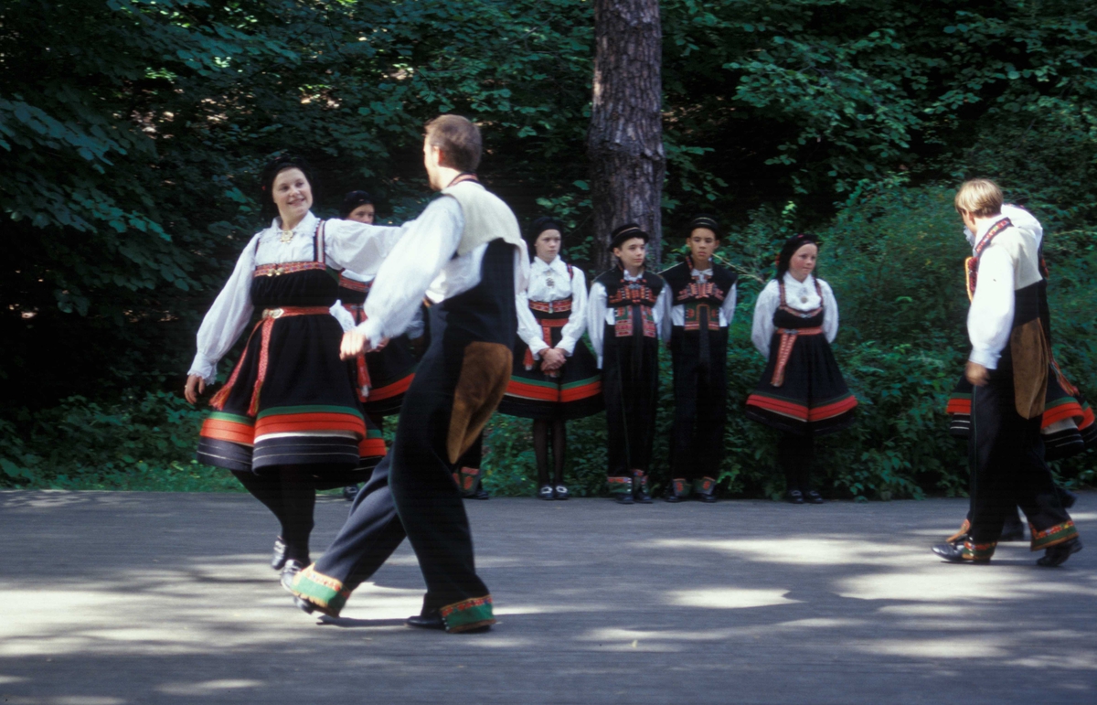 Norsk Folkemuseums dansegruppe danser på Friluftsteateret, bygning nummer 349, i juli 1998.