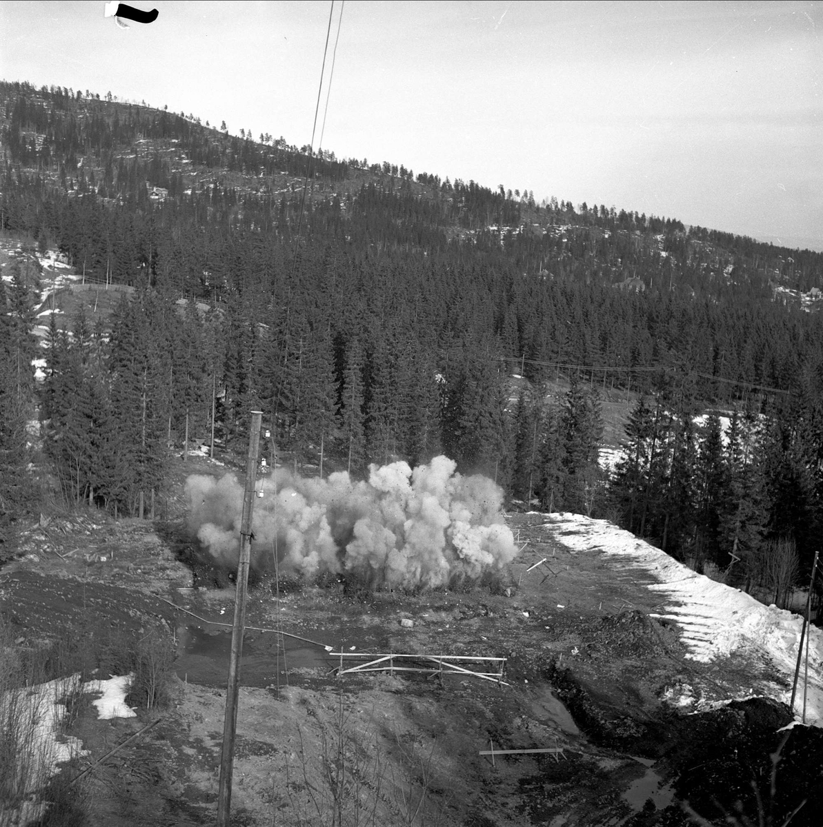 Sprenging i Midtstubakken (gammel hoppbakke), Oslo, april 1956.