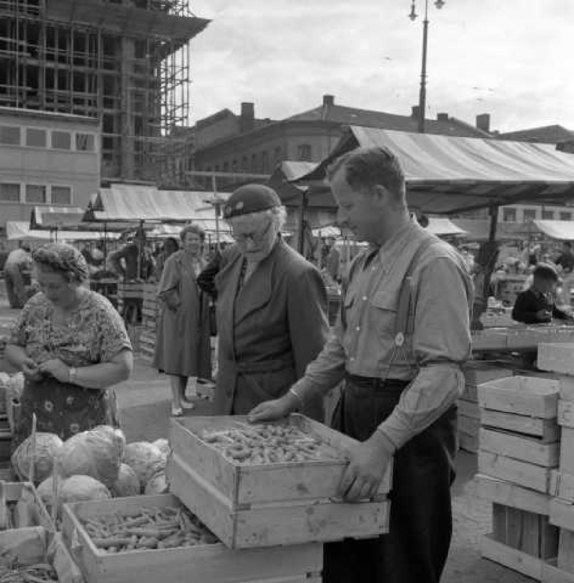 Torgboder med grønnsaker, Youngstorget, Oslo 1956.