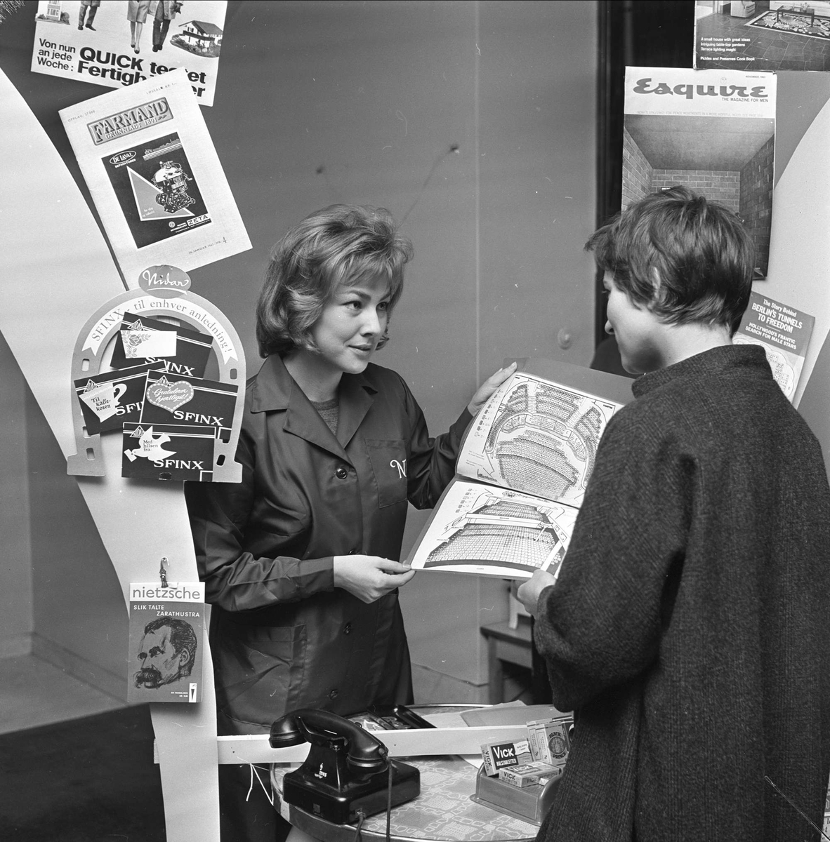 Salg av teaterbilletter i Narvesen kiosk, Oslo januar 1963.