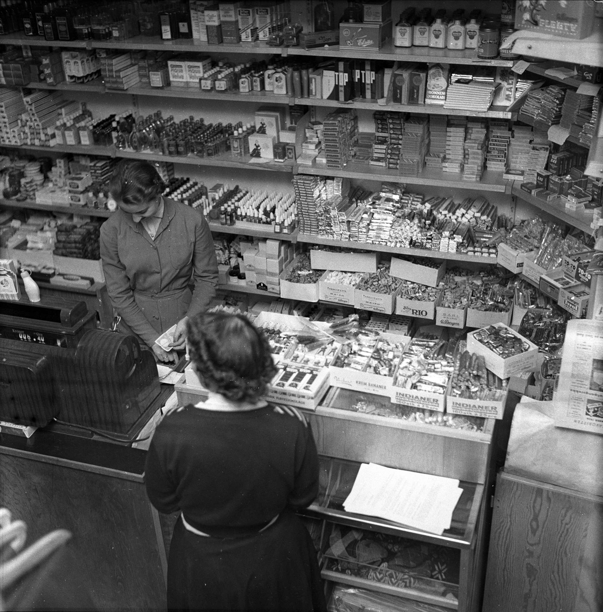 Forretning i Rådhuset, vareutvalg, Oslo, 22.11.1956. Ant. parfymeri, interiør.