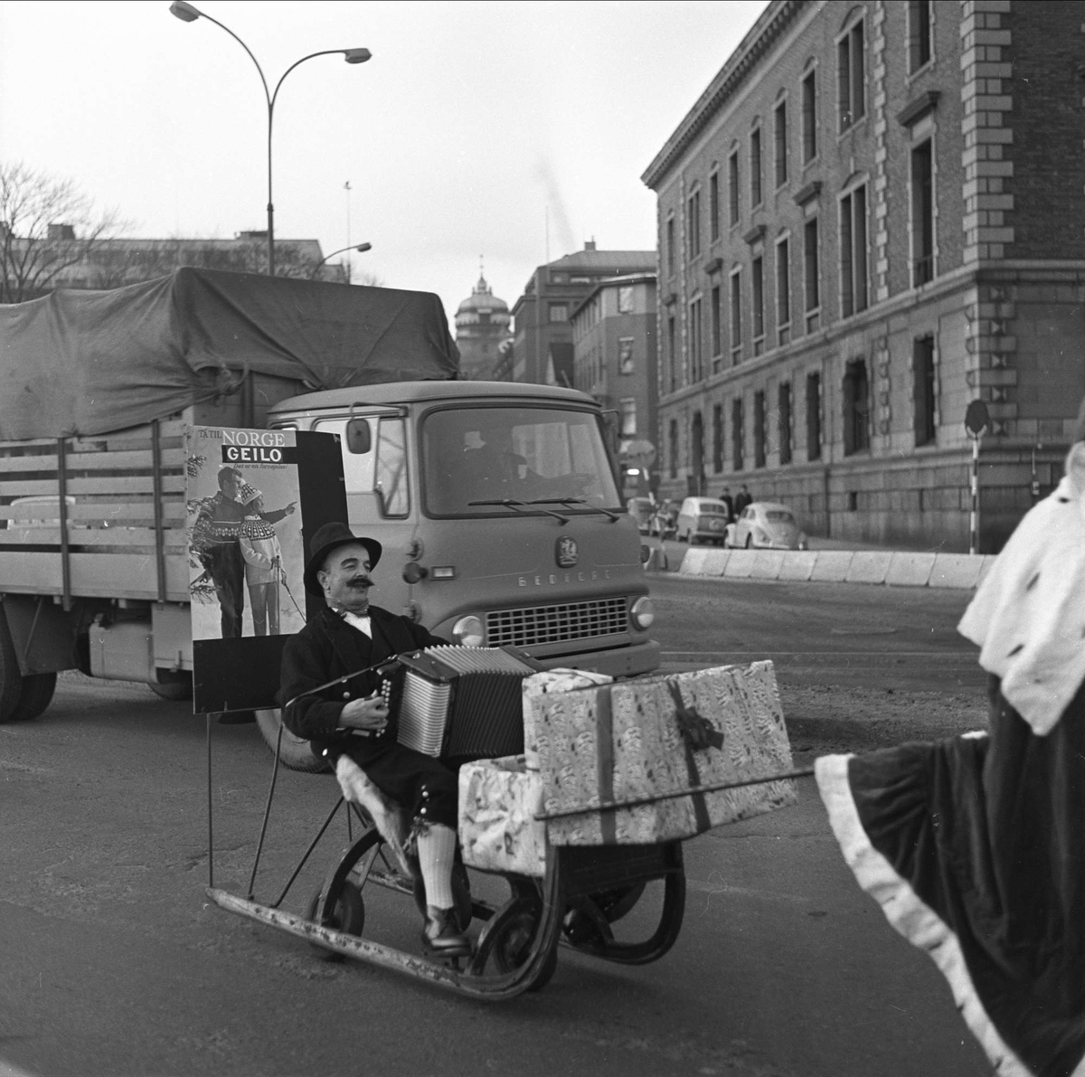 Mann i slede. Juleopptog til Holger Danske, Oslo 04.12.1964.