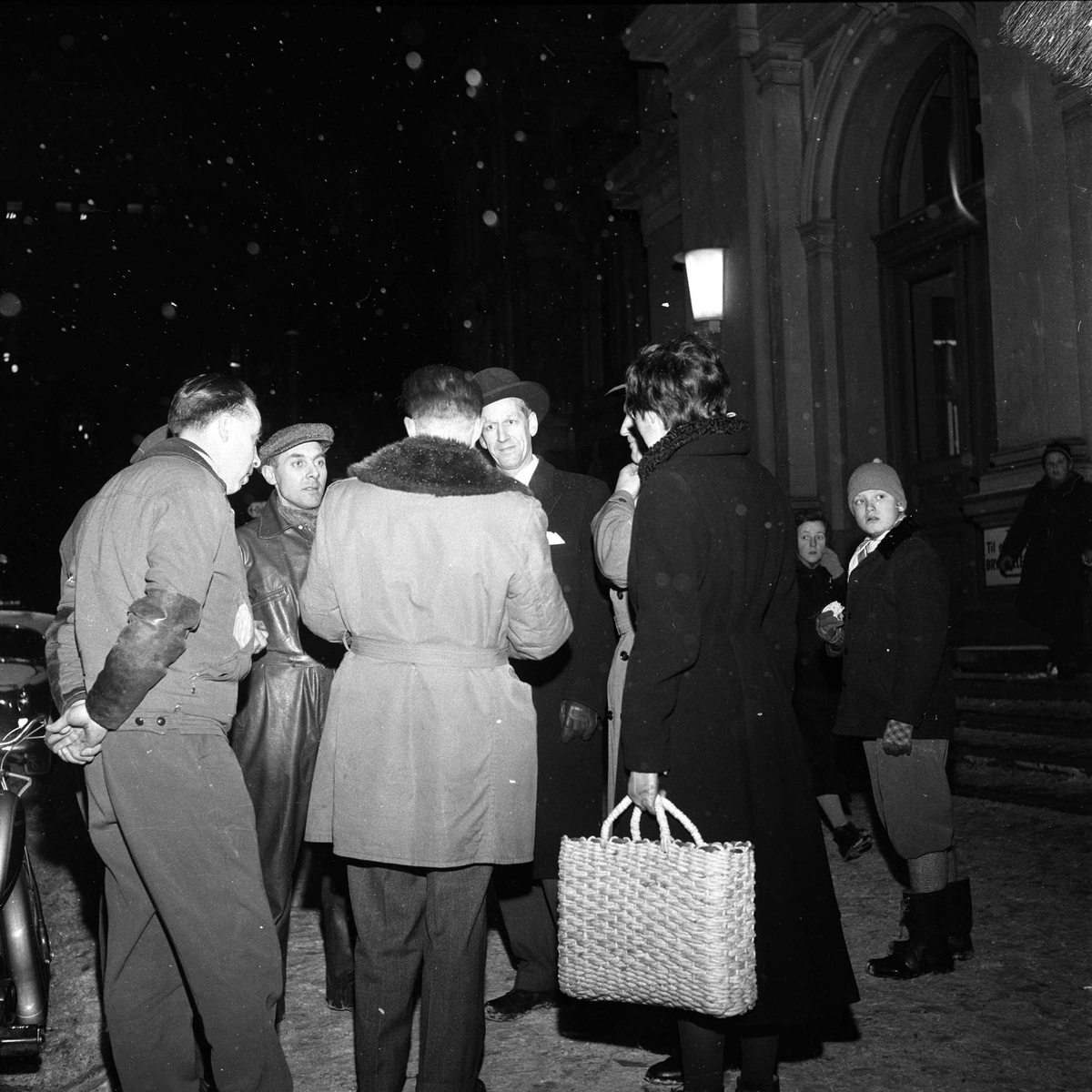 Bilene står i kø, folk venter, Oslo, 20.12.1958.