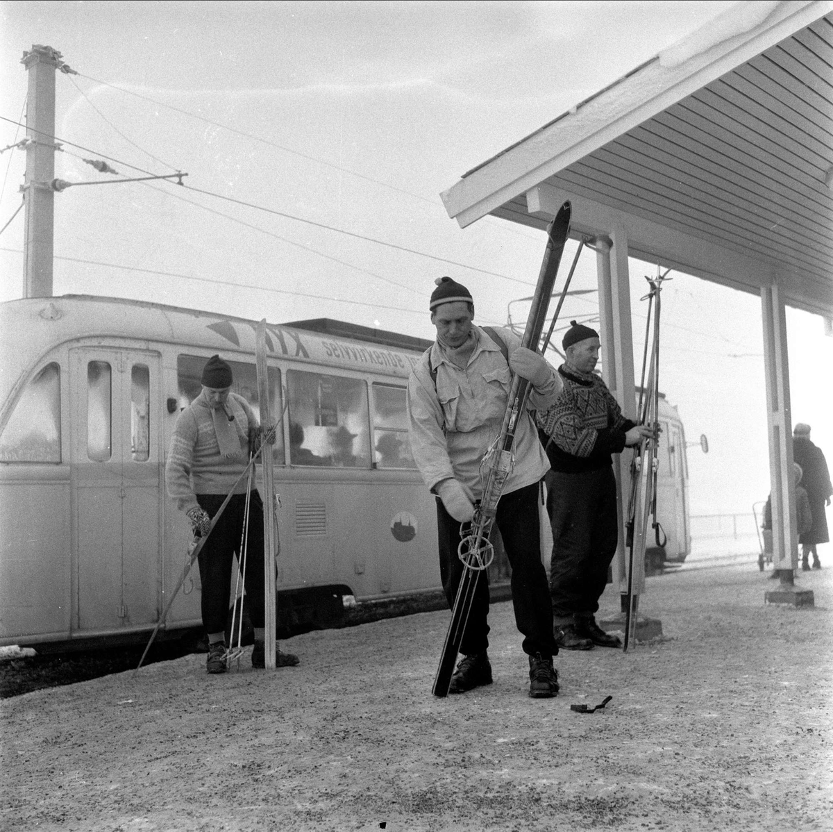 Skiløpere på tur fra Bøler til Ski ved Bøler trikkeholdeplass, Oslo, 17.01.1959.