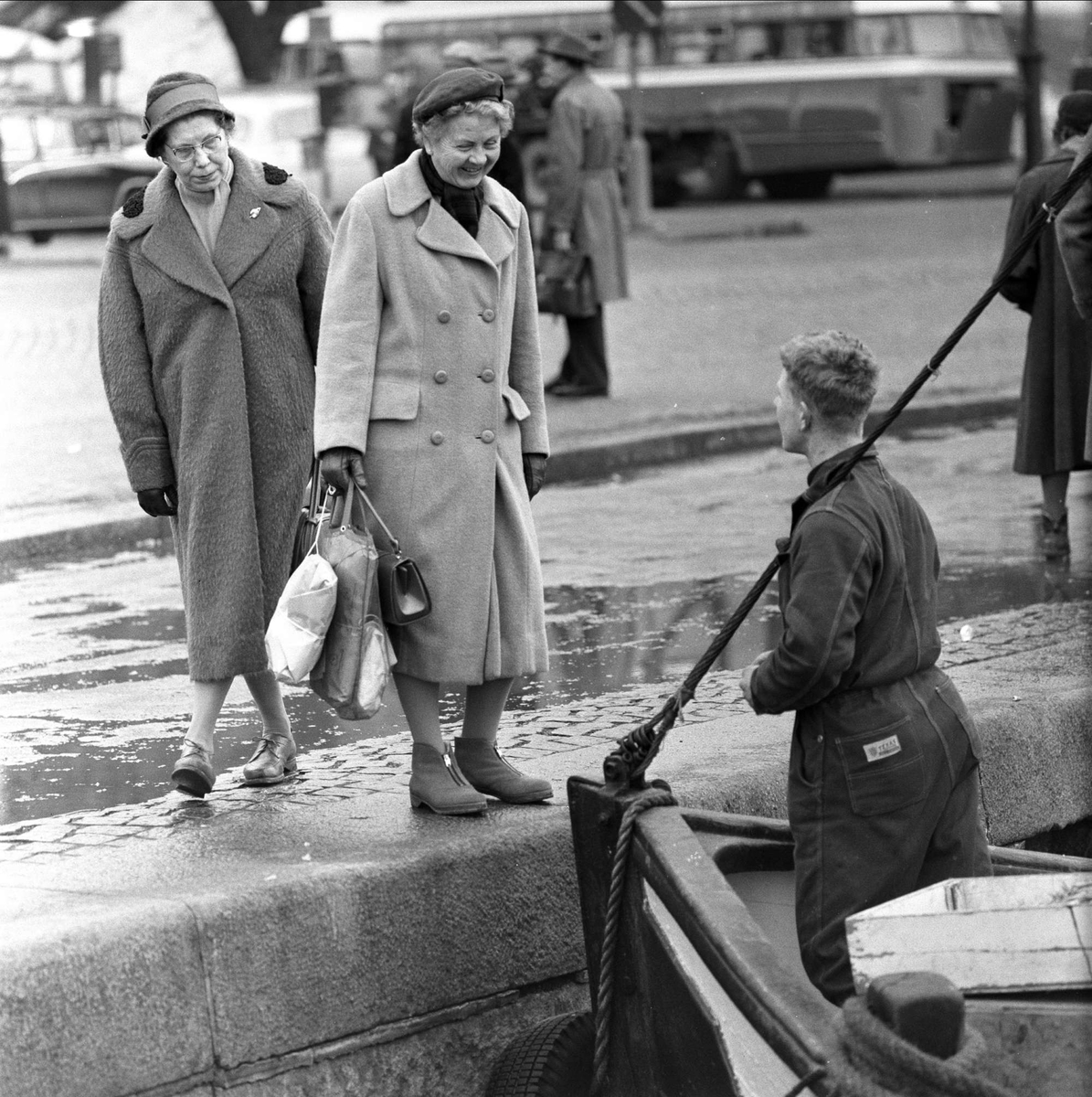 Vårtegn  i byen, ved havnen nær Akershus slott, Oslo,  februar, 1959.