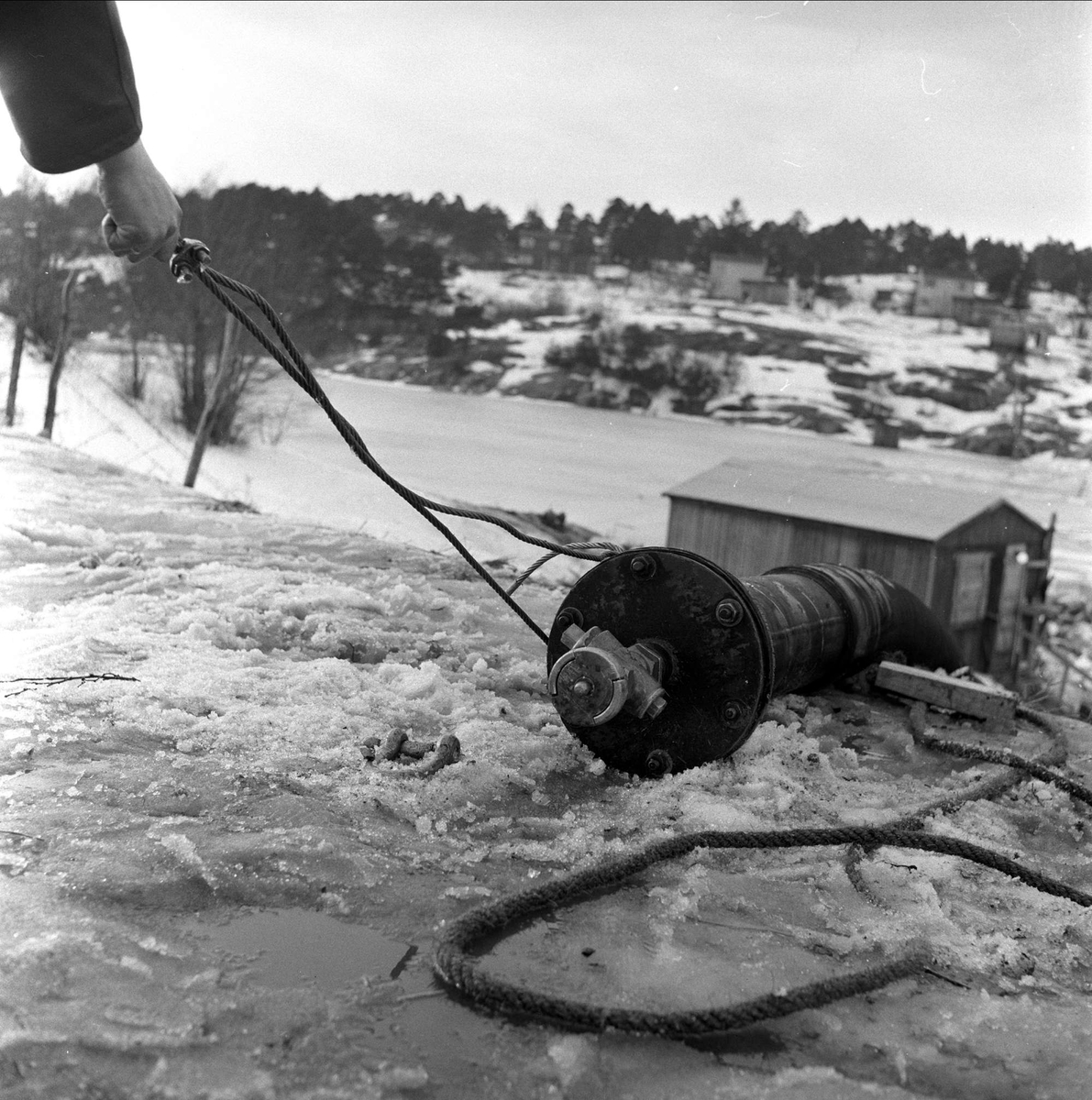 Trelleborg Gummi legger ut slange ved Sarpsborg, mars, 1959.