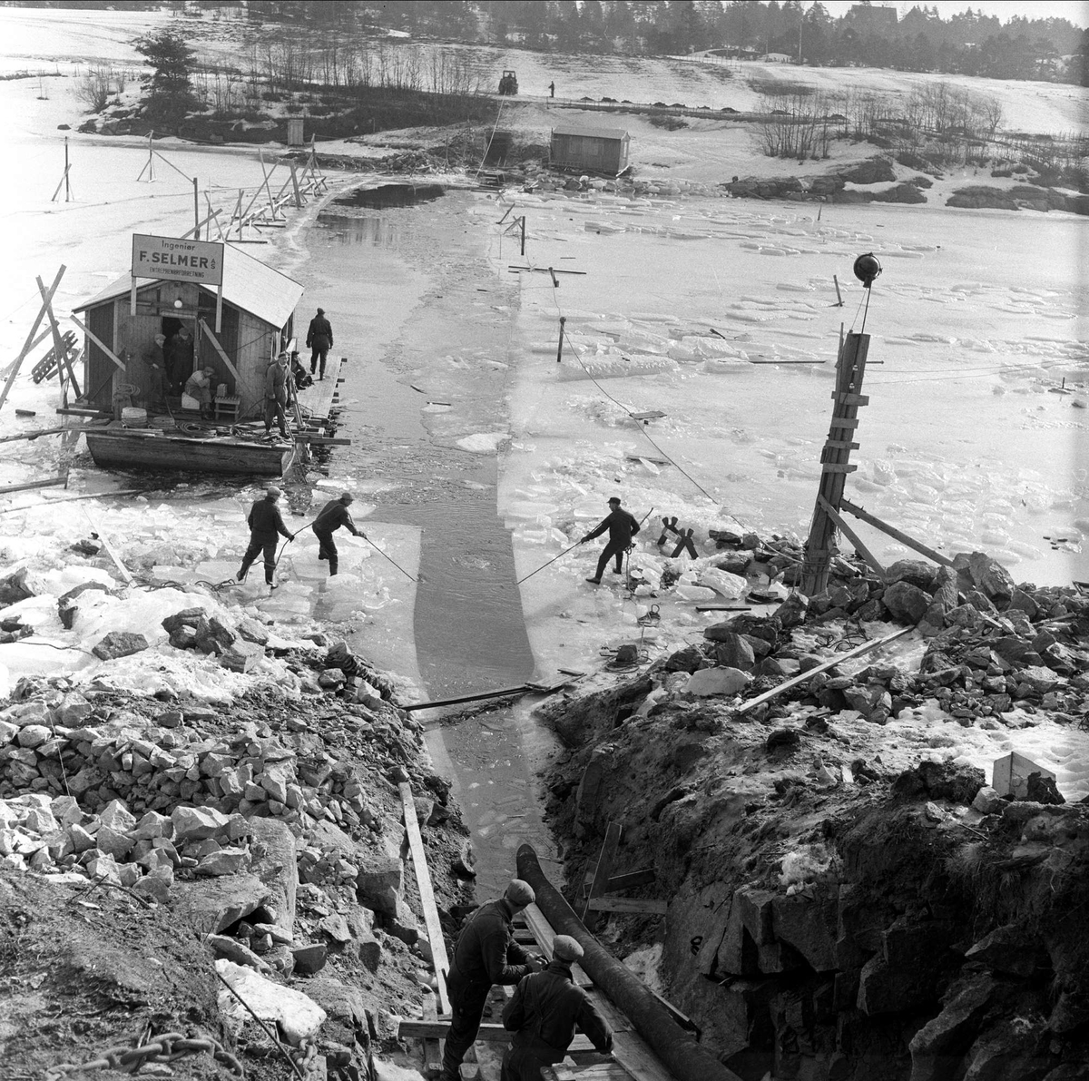 Trelleborg Gummi legger ut slange ved Sarpsborg, mars, 1959.