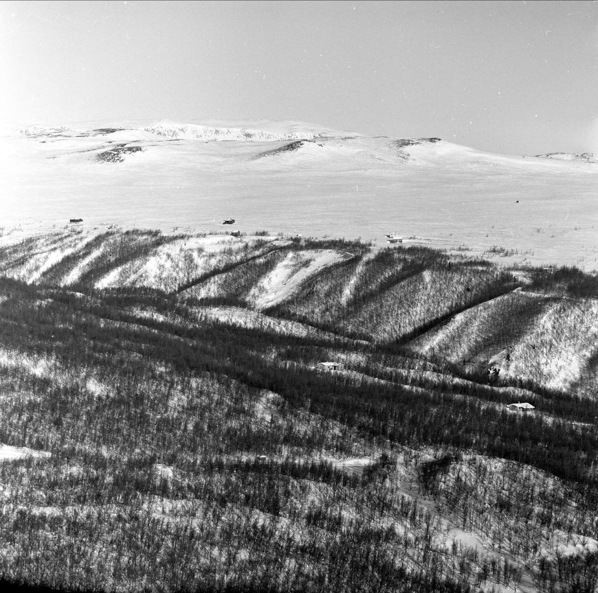 Hytteby på fjellet, sted ukjent, antatt mars, 1959.