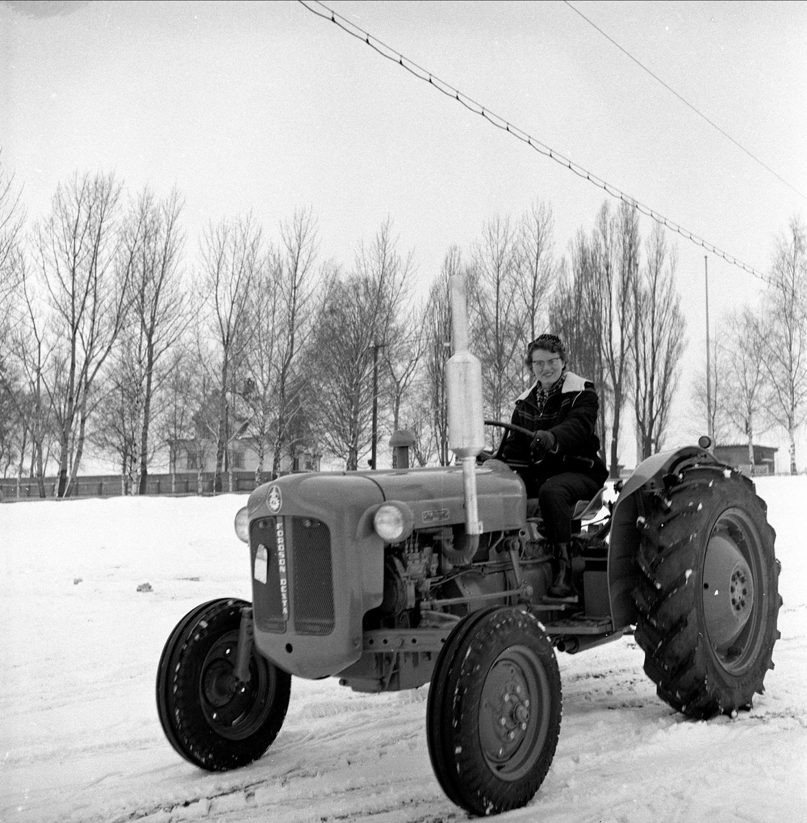 Representanter fra Norges Bondekvinnelag prøver traktorkjøring, ukjent sted, mars, 1959.