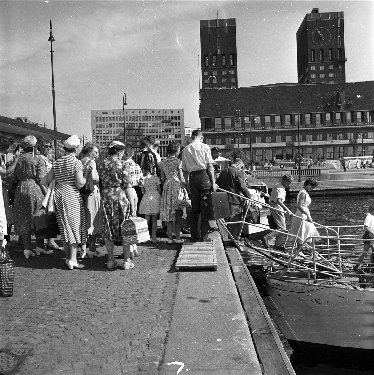 Fergekontroll i Oslo og Bærum, køer for ombordstigning,Rådhuskaien, Oslo, 19.07.1959.