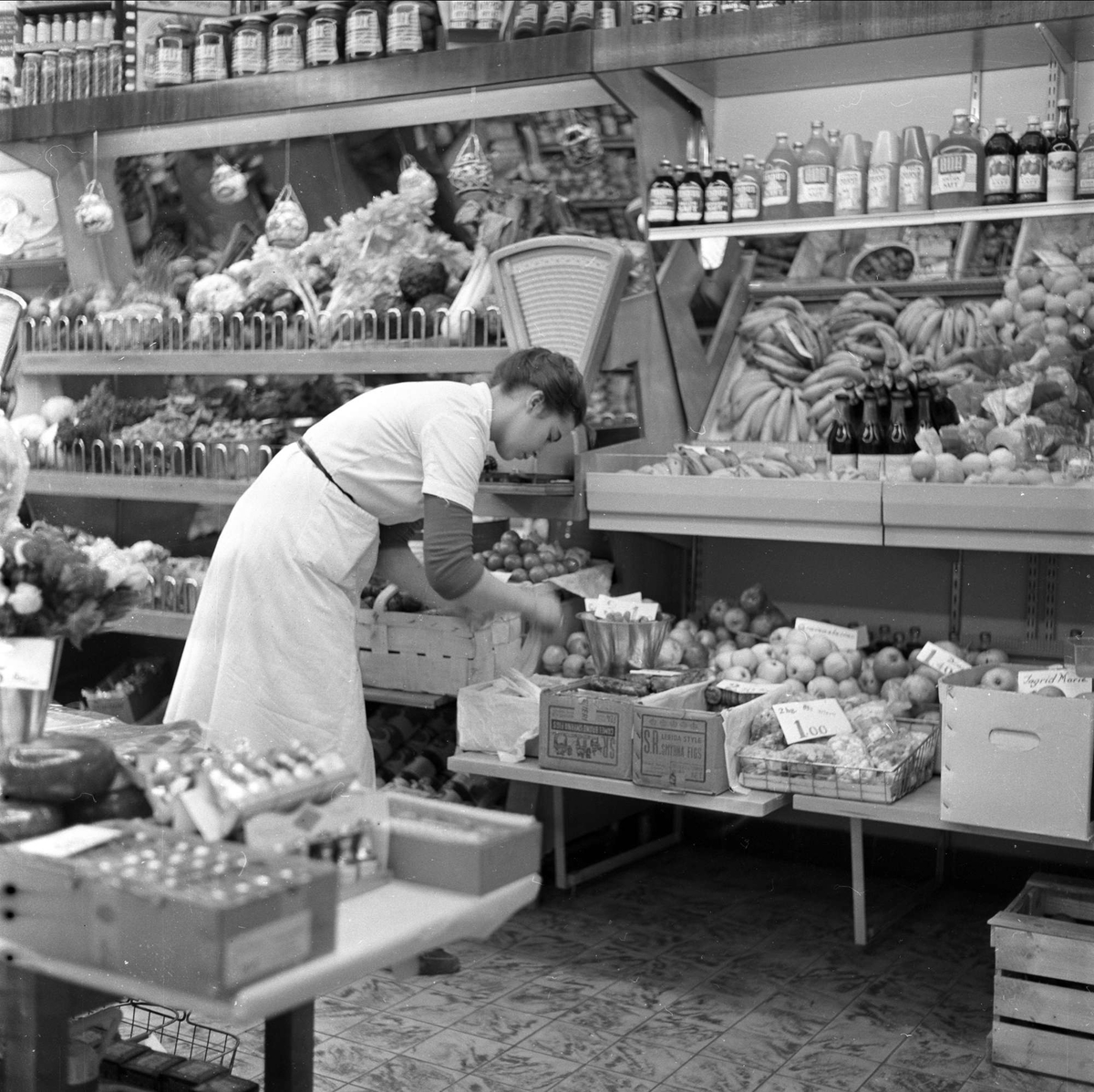 Juleinnkjøp i Arvika, grensehandel, Arvika, Sverige, 14.11.1959. Kvinne ved grønnsaksdisken.