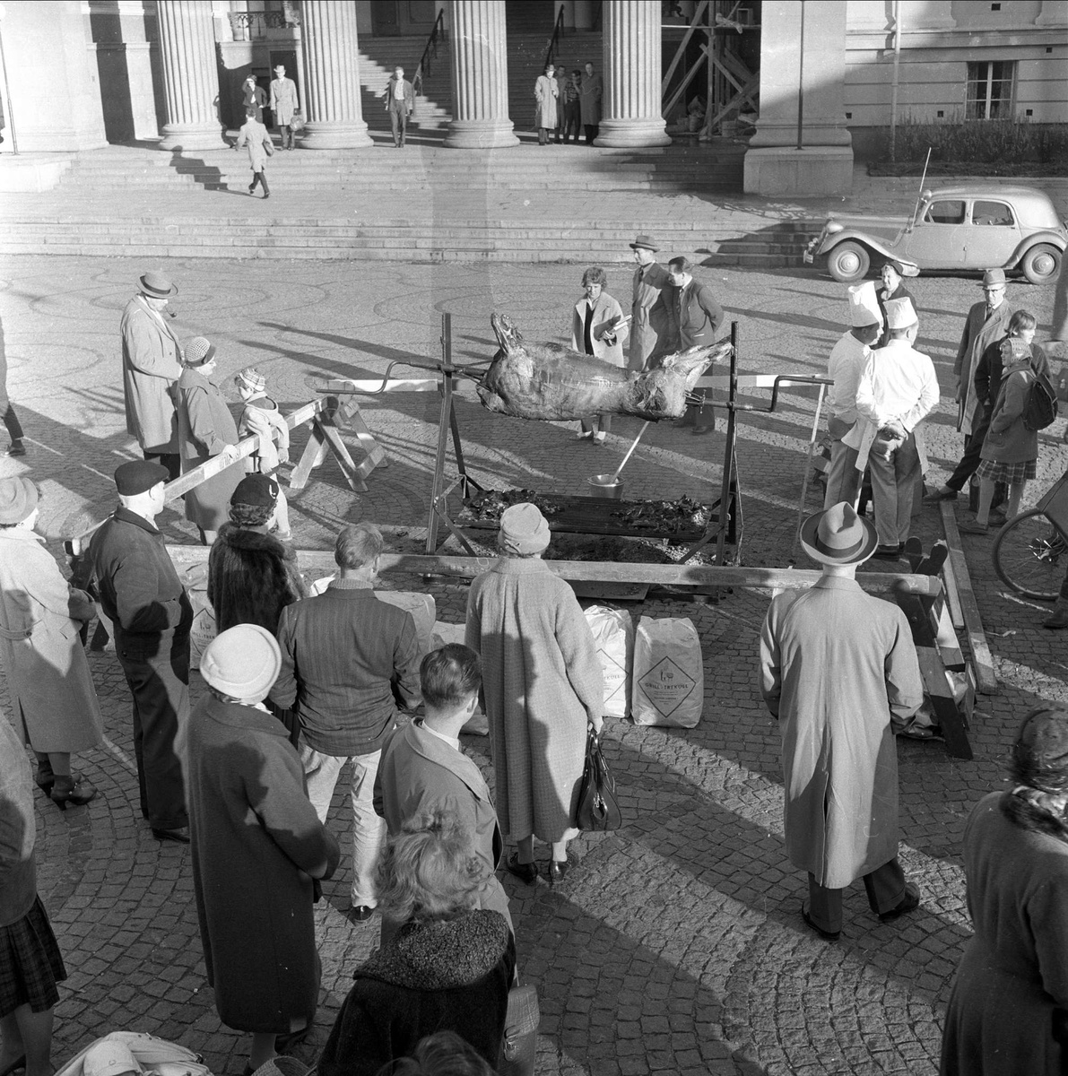 Dagbladets oksefest, folkefest, grilling,  Universitetsplassen, Oslo, 05.11.1959.