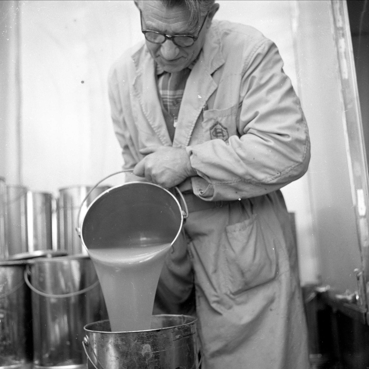 Honningsentralen, produksjonssentralen, mann i arbeid, Oslo, 17.11.1959.