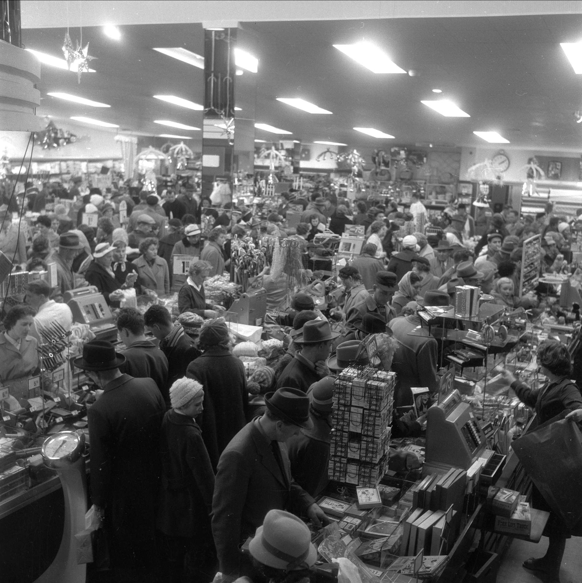 Norske handlende i Arvika, grensehandel. Arvika, november 1959.