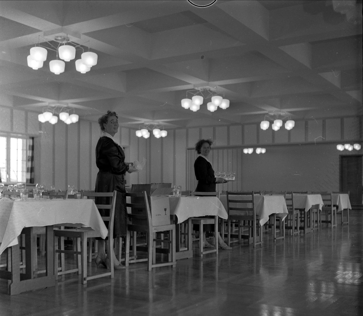 Servitører dekker bord. Herredstyre Bærum. 14.06.1959