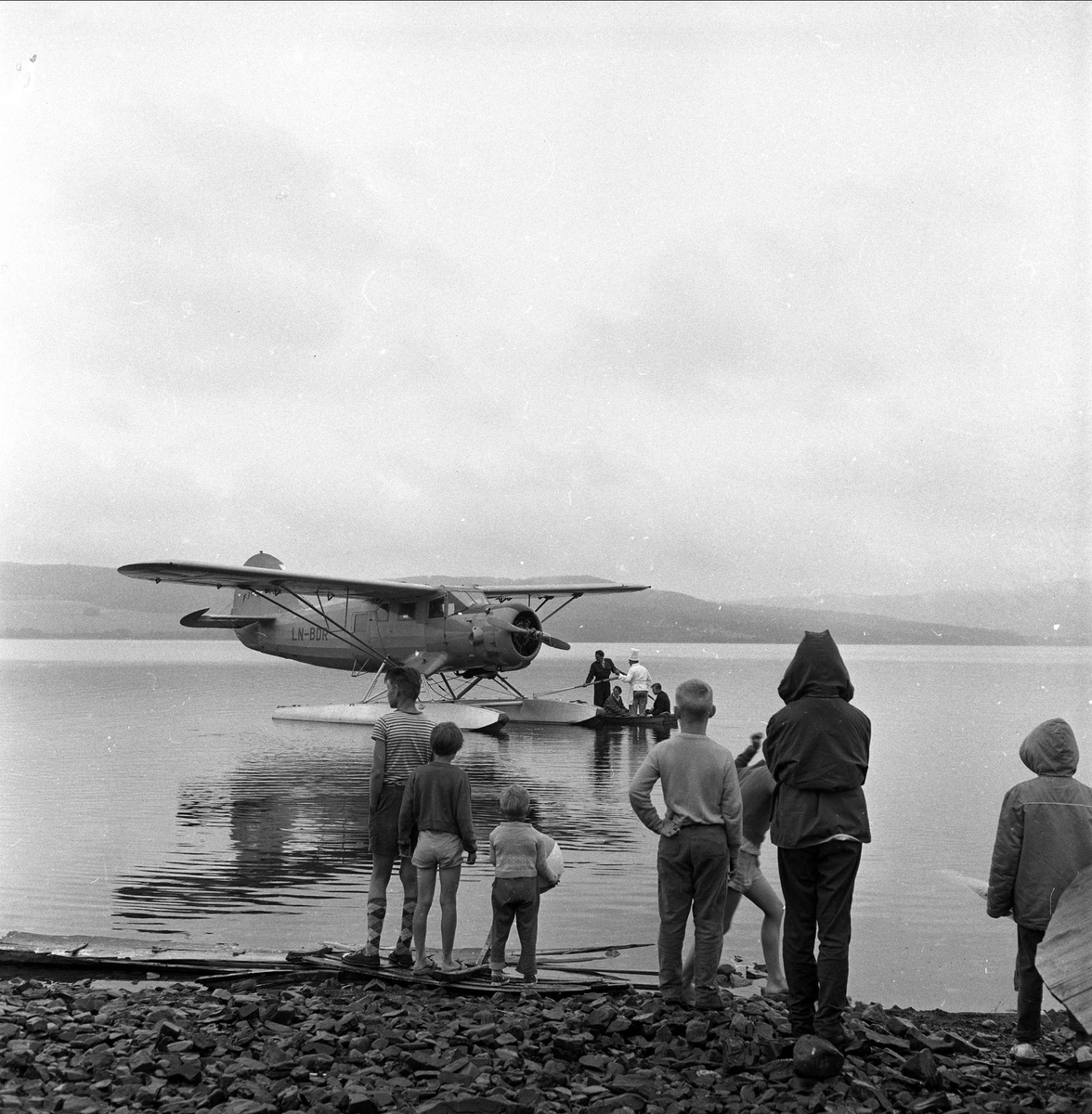 Mennesker på strand med sjøfly. Juli.1959. Dagblad frokost på Hamar.